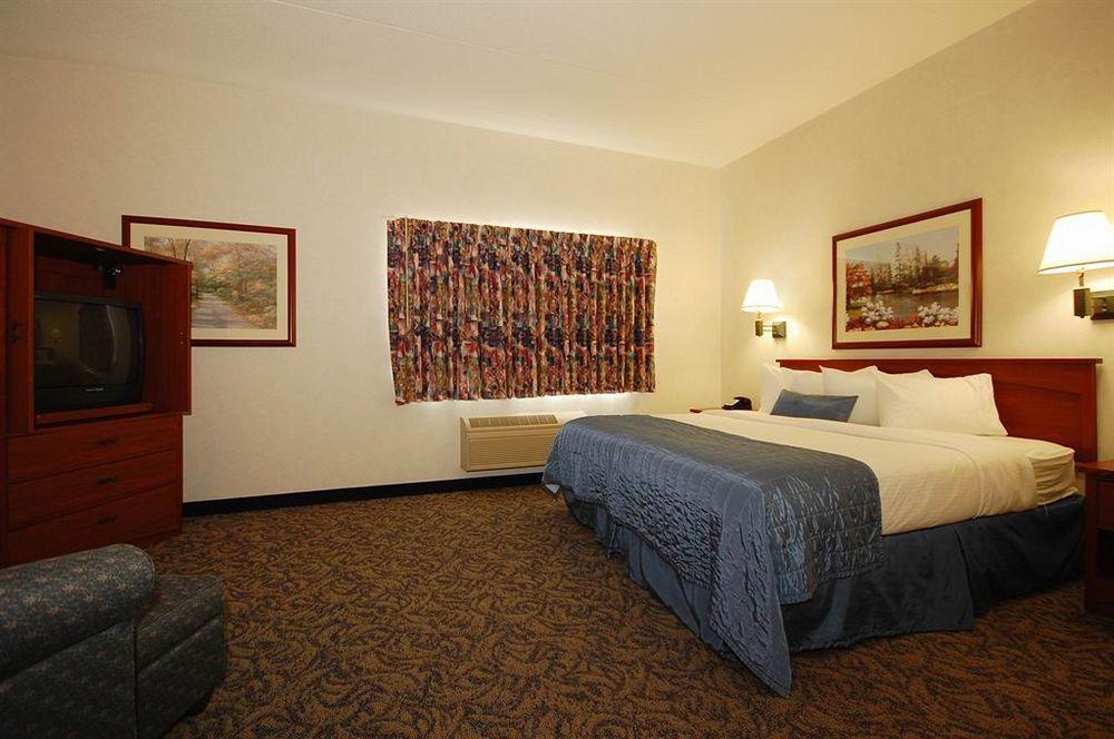 Baymont By Wyndham Des Moines Airport Hotel Exterior photo