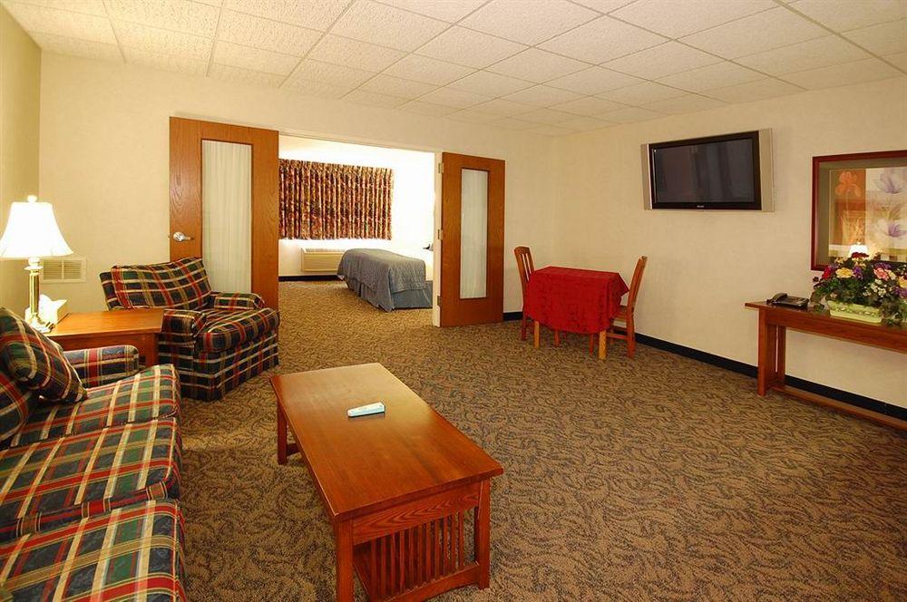 Baymont By Wyndham Des Moines Airport Hotel Exterior photo