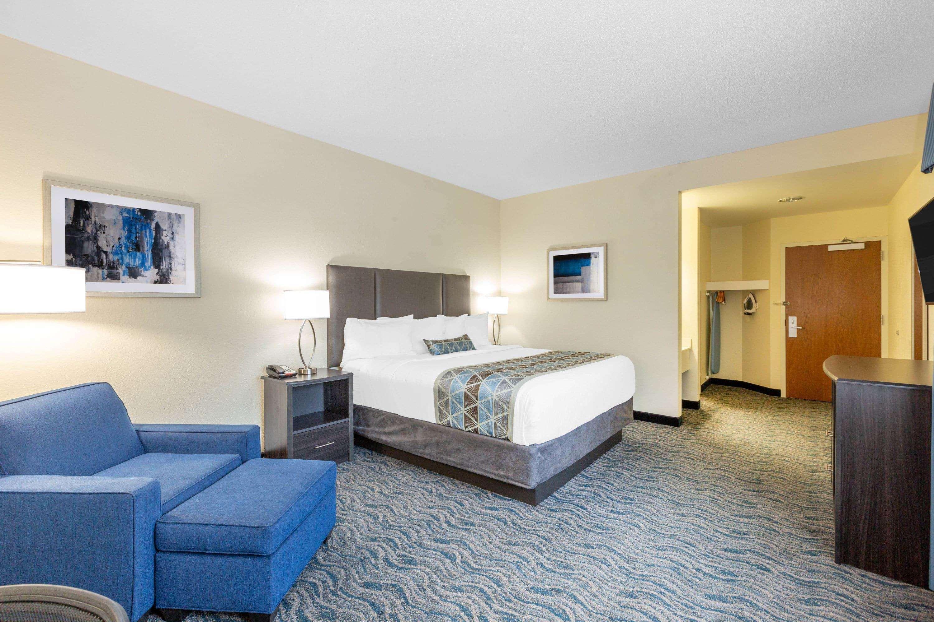 Baymont By Wyndham Des Moines Airport Hotel Exterior photo