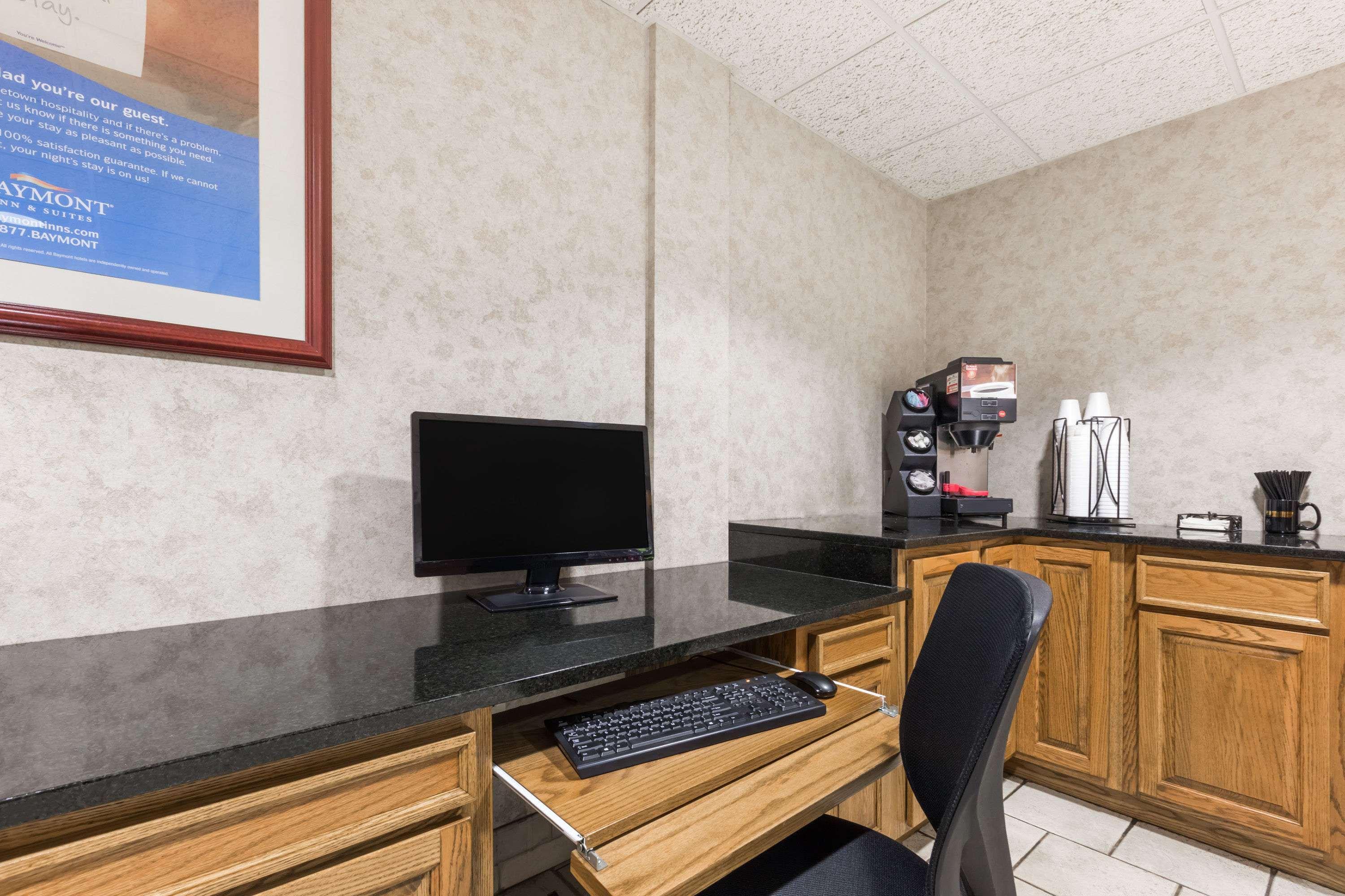 Baymont By Wyndham Des Moines Airport Hotel Exterior photo