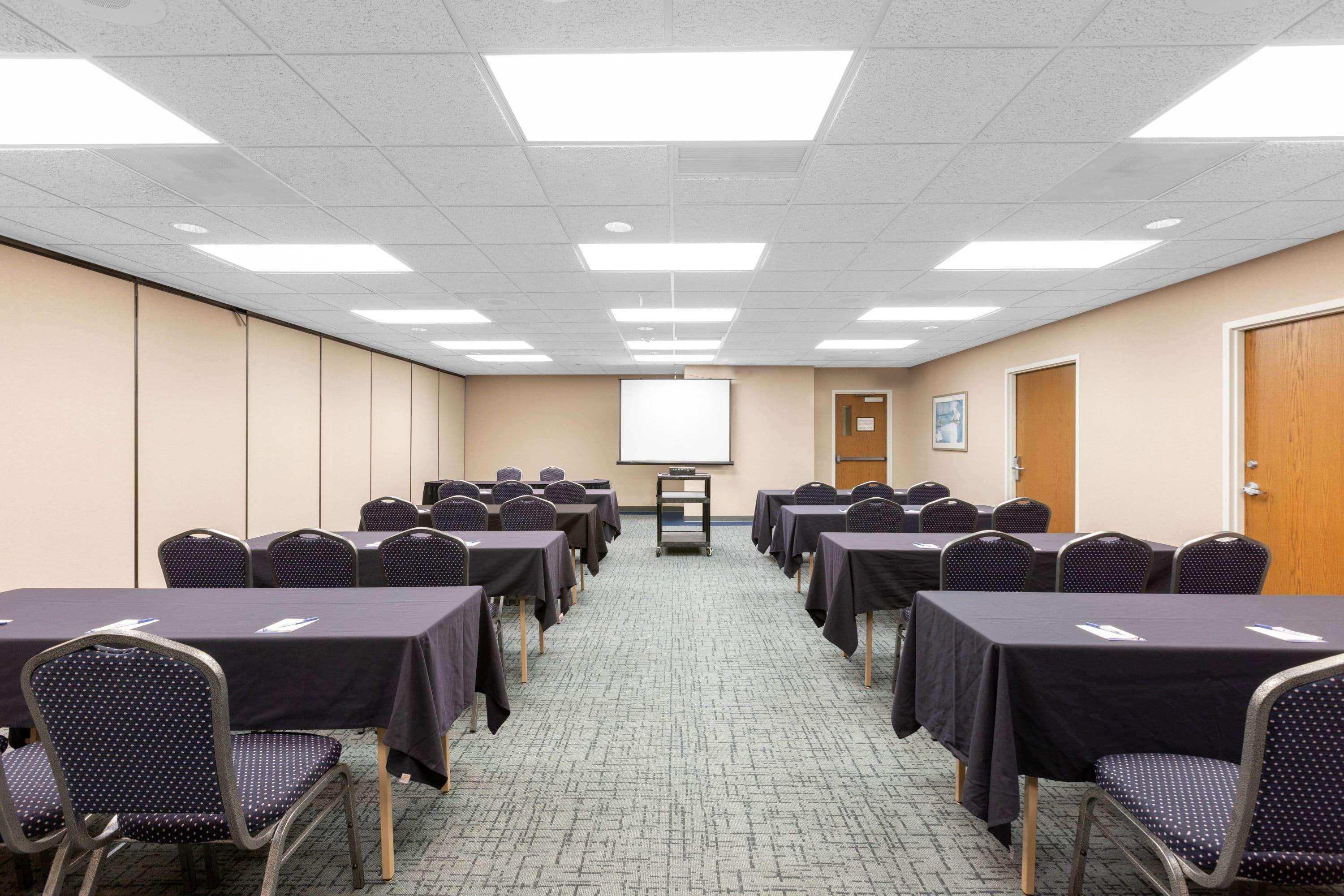 Baymont By Wyndham Des Moines Airport Hotel Exterior photo