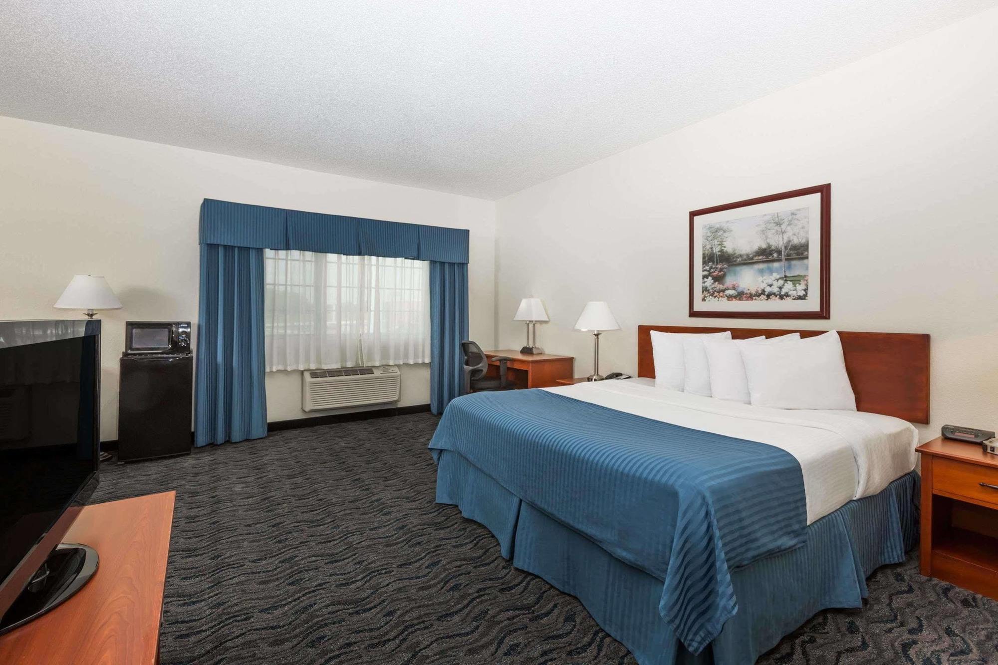 Baymont By Wyndham Des Moines Airport Hotel Exterior photo